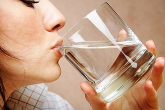 Главное средство от обезвоживания при диарее - это обильное питье Питье