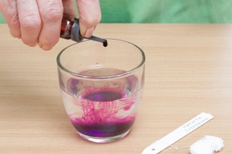 Марганцовку при диарее у взрослого человека пьют, следуя определённой схеме Питье