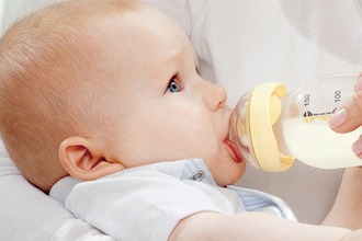 Смешанное или искусственное вскармливание часто является причиной возникновения запора у ребёнка Кормление