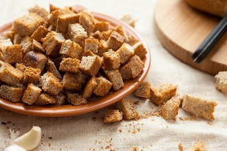 При острой диарее рекомендуют употребление сухарей из белого хлеба Сухари