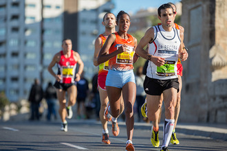 В редких случаях кишечные кровотечения встречаются у спортсменов при марафонских забегах Спортсмен
