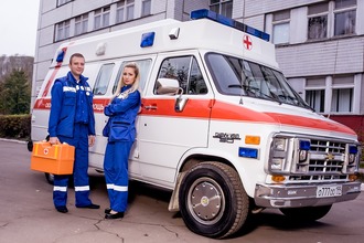 Вызов скорой помощи показан при гипертермии, сопровождающейся выраженной острой болью в животе Скорая