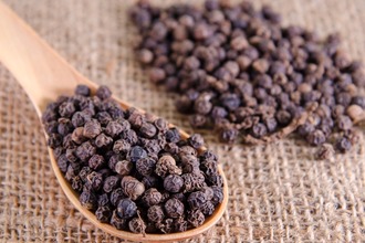 Горошины черного перца обладают противомикробными свойствами Перец