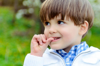 Привычка грызть ногти как причина появления зуда Ребенок грызет ногти