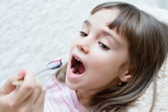 Терапия зуда в заднем проходе у детей при помощи антигистаминных средств Ребенок пьет лекарство