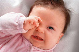 При грудном вскармливании кал имеет желтоватый цвет без характерного запаха Ребенок