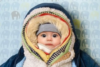 Не стоит перегревать младенца и укутывать в горячую одежду Ребенка одевают