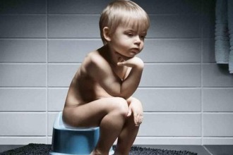 Довольно часто дети уже сами просятся на горшок и могут сказать, если их что-то беспокоит Ребенок в туалете