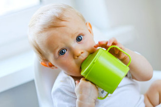 Ребенку дают пить все, кроме воды и солевых растворов Ребенок пьет