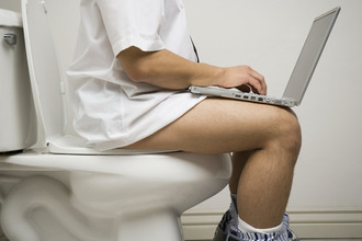 Если опорожнение не наступает, не стоит длительно натуживаться В туалете