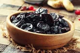 Помогает ли чернослив от запора? Чернослив