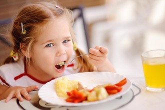 Ребенка необходимо кормить в одно и то же время каждый день Питание