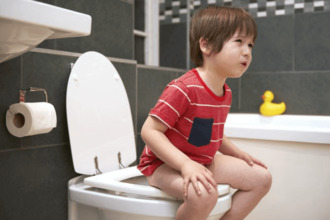 При длительном запоре организм ребенка страдает от каловой интоксикации Запор