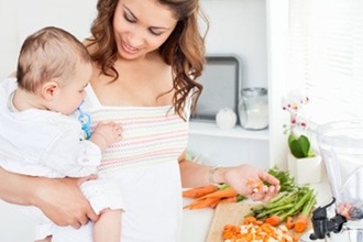 Качественный состав молока также зависит от рациона и режима питания матери Мама