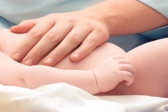 Повышение температуры, которое сочетается с поносом, требует незамедлительной врачебной помощи Живот