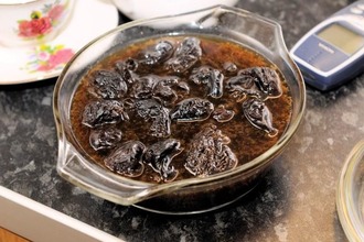 Отвар из чернослива действует несколько дольше. Отвар