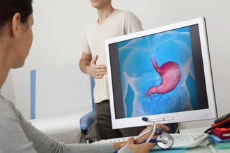 За консультацией гастроэнтеролога больные обращаются при появлении соответствующих симптомов Врач