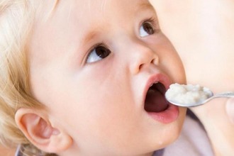 Творог необходим для становления и развития детского организма Ребенок ест