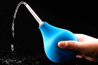 Как поставить клизму при запоре? Спринцовка