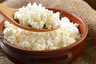 В каком случае творог помогает от запора? Творог
