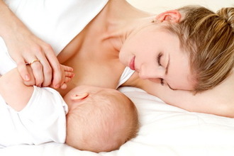 Основные причины нарушений стула – неправильное питание кормящей мамы Мама