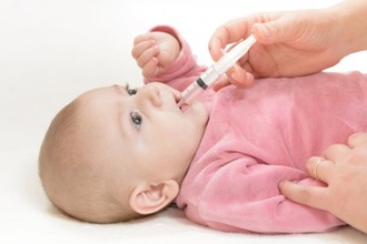 Представители группы слабительных медикаментов принимаются через рот из ложки или шприца Лекарство