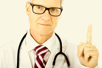 Врач обращает внимание на противопоказания