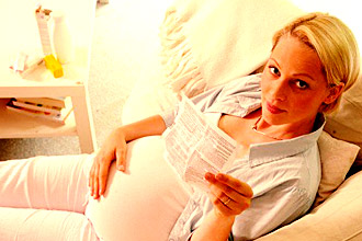 Женщина читает инструкцию к мази