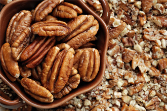 Грецкие орехи являются высококалорийным продуктом Грецкие орехи являются высококалорийным продуктом