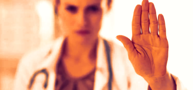 Врач обращает внимание на противопоказания