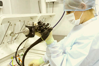 Инструмент при обычной колоноскопии