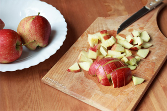 Небольшие кусочки яблока Небольшие кусочки яблока